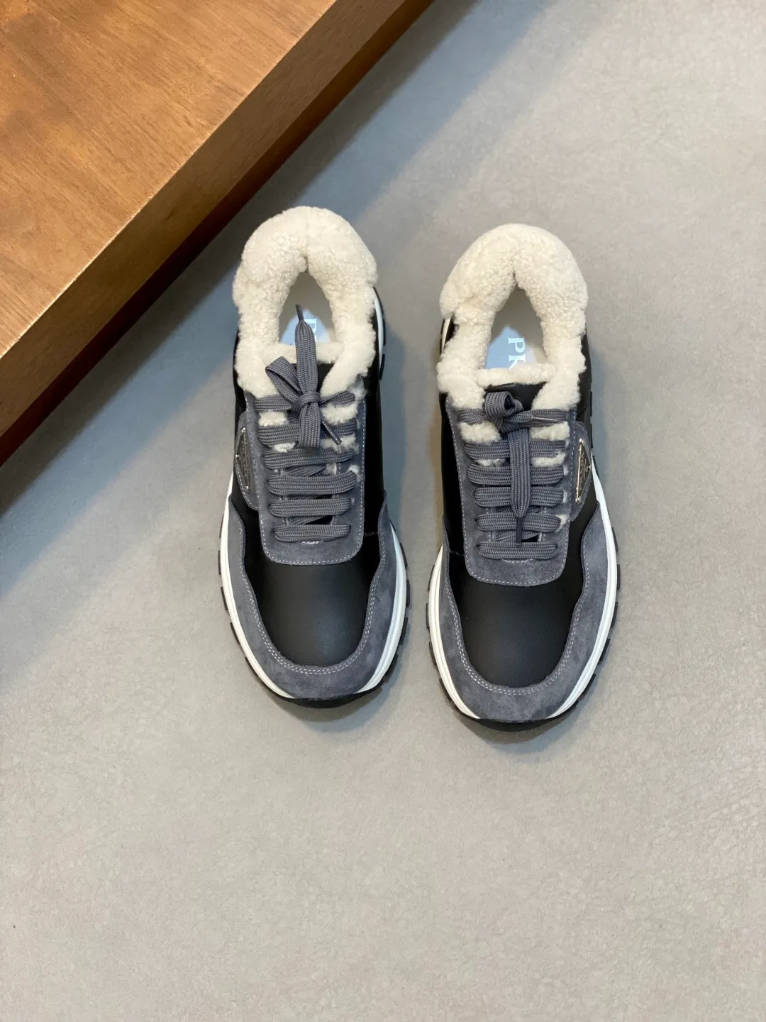 💰780 Prada/Prada Autumn and winter men's leather lace-up sneakers. Top-quality goods produced in Dongguan. Imported Nappa cowhide leather upper with raised layered design. Light and breathable, soft and comfortable. Genuine calfskin leather edging has a distinctive sporty style. The leather tongue is equipped with the classic PRADA letter red rubber label badge to fully display the brand style. The transparent air-cushion midsole is equipped with a lightweight tread rubber outsole. It is light and increased by about 4CM. The inner lining is Excellent foot feel. Comes with original packaging. 38-44 (customized at 45). Size: 39-40-41-42-43-44. Standard leather shoe size.